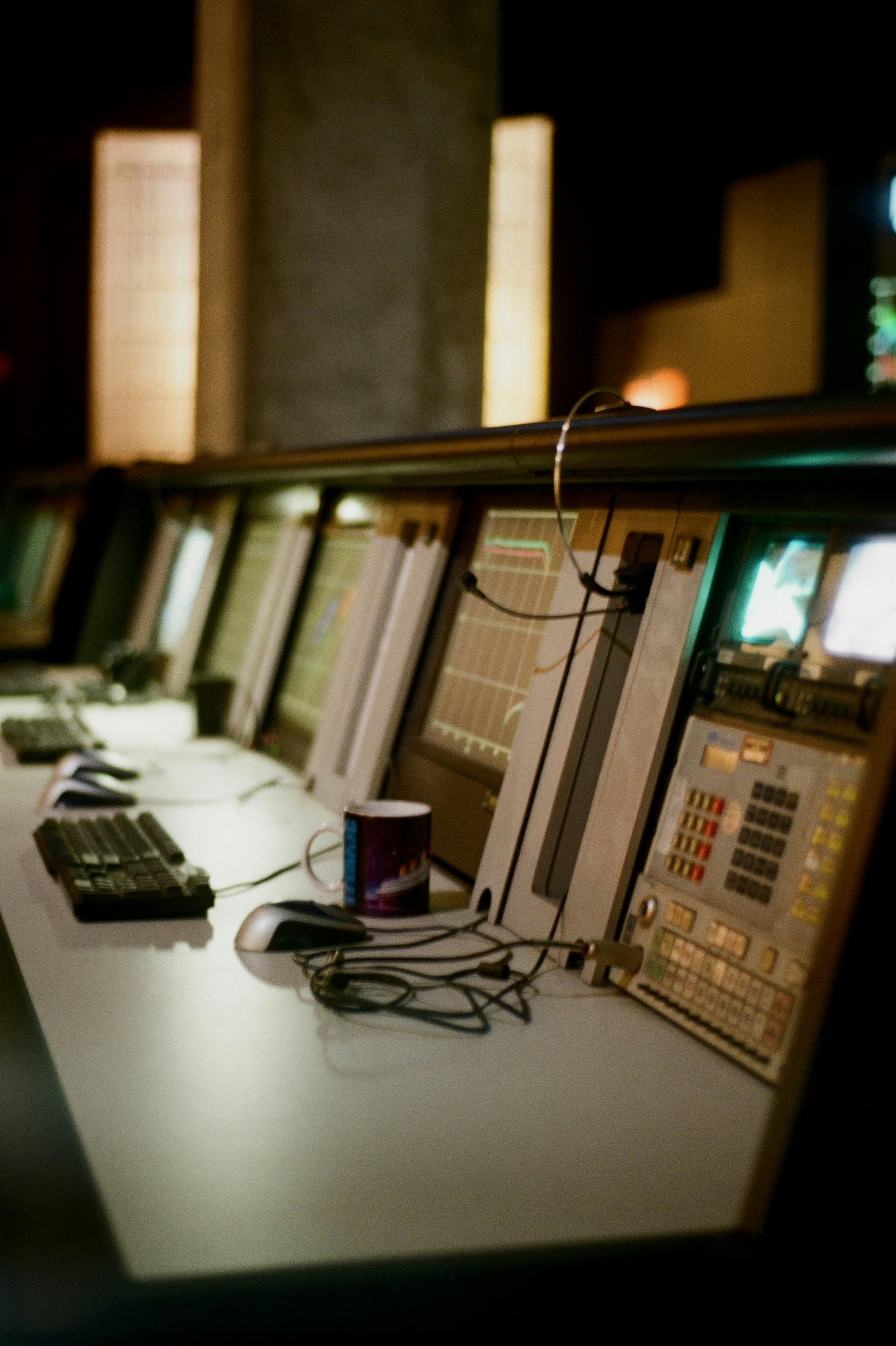 Operator monitoring information across multiple control room displays
